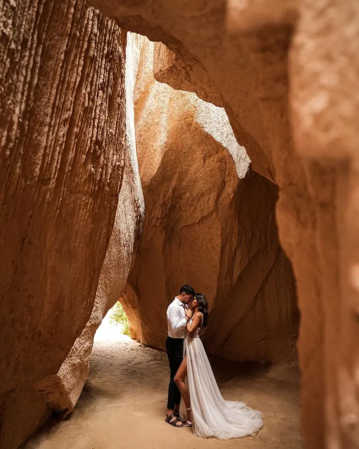 After Wedding Shooting mit Braupaar in einer Höhle mit stylischem Licht von Oben