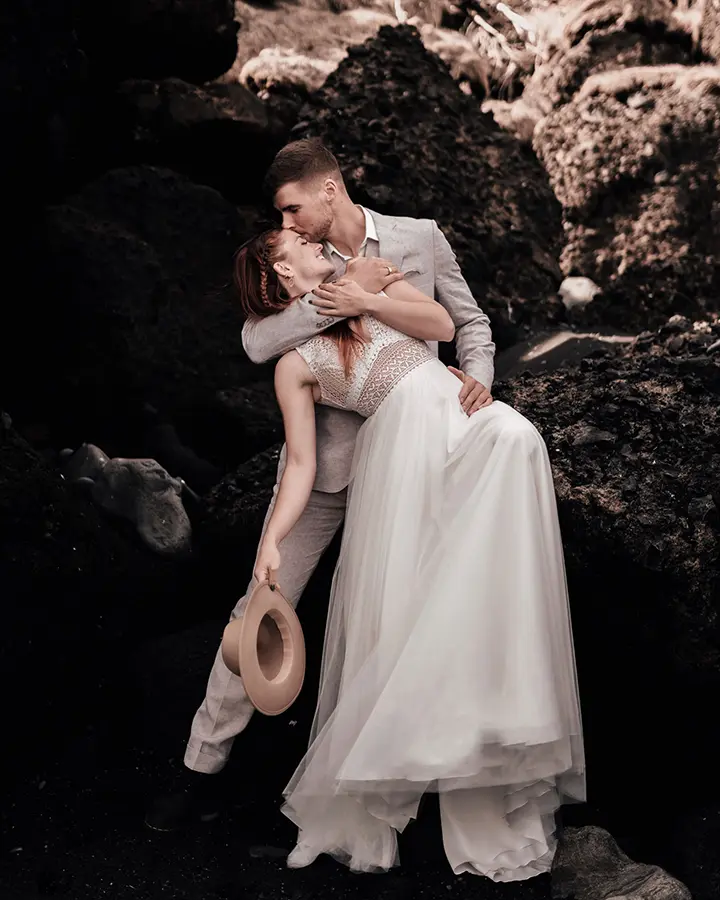 Elopement Shooting am Strand von Island mit eng umschlungenen Brautpaar