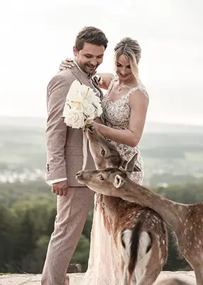 Brautpaar beim Hochzeitsfotoshooting mit Rehen