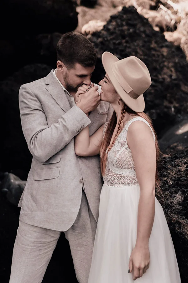 Hochzeitsreportage Elopment Wedding Brautpaar am Strand von Island