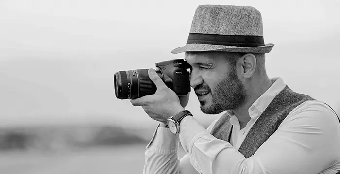 Dogan professioneller Hochzeitsfotograf aus Stuttgart mit Kamera am Auge beim Shooting